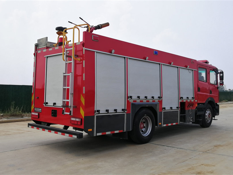 東風7噸水罐消防車