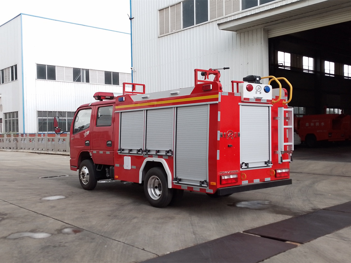 藍(lán)牌東風(fēng)0.6噸雙排水罐消防車