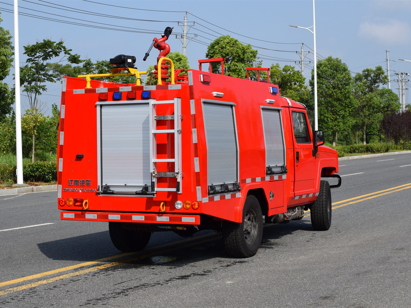 四驅(qū)1噸水罐消防車(chē)