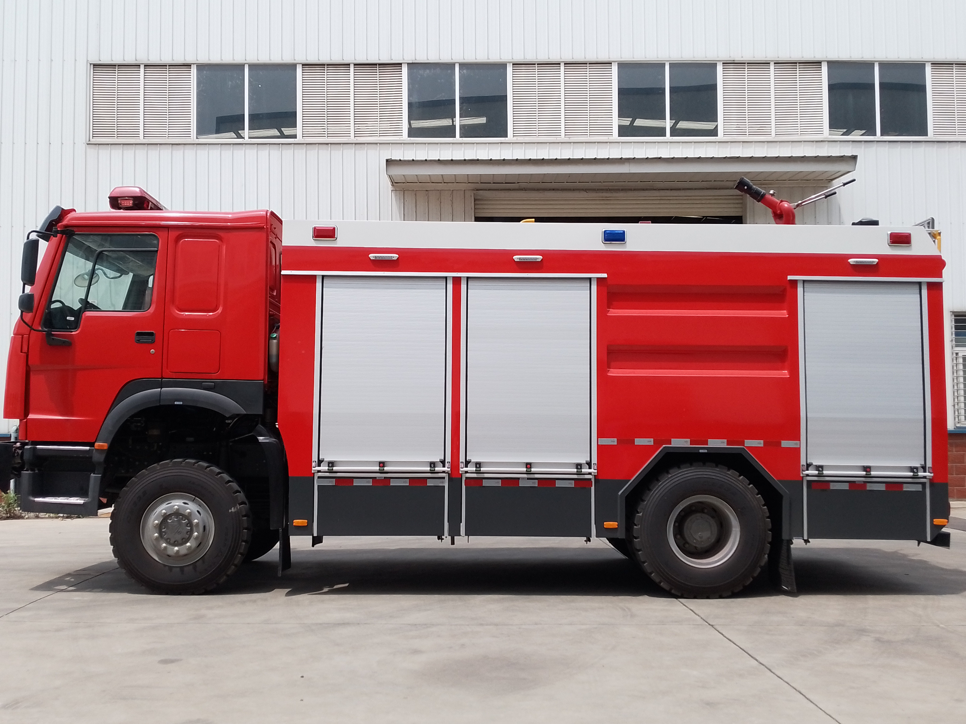 重汽越野5.5噸水罐消防車