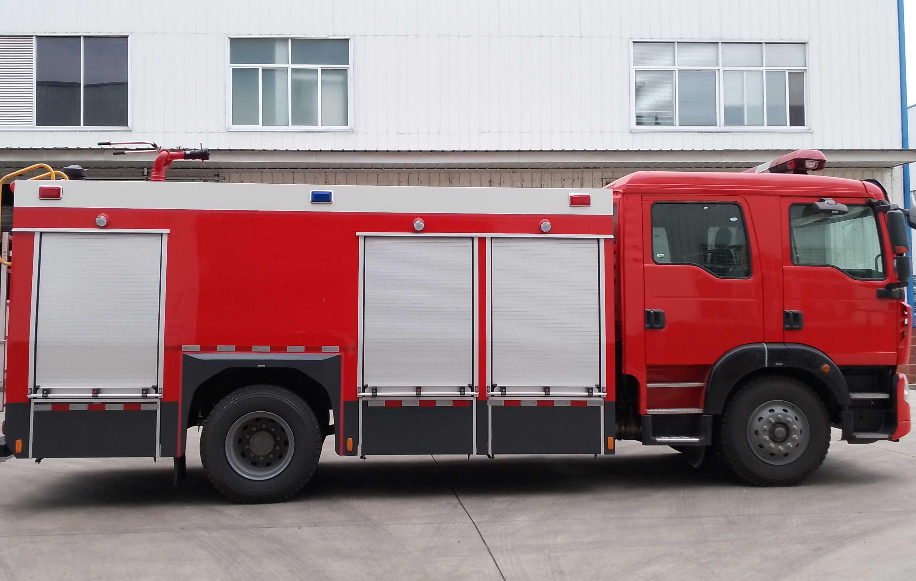 重汽8噸水罐消防車