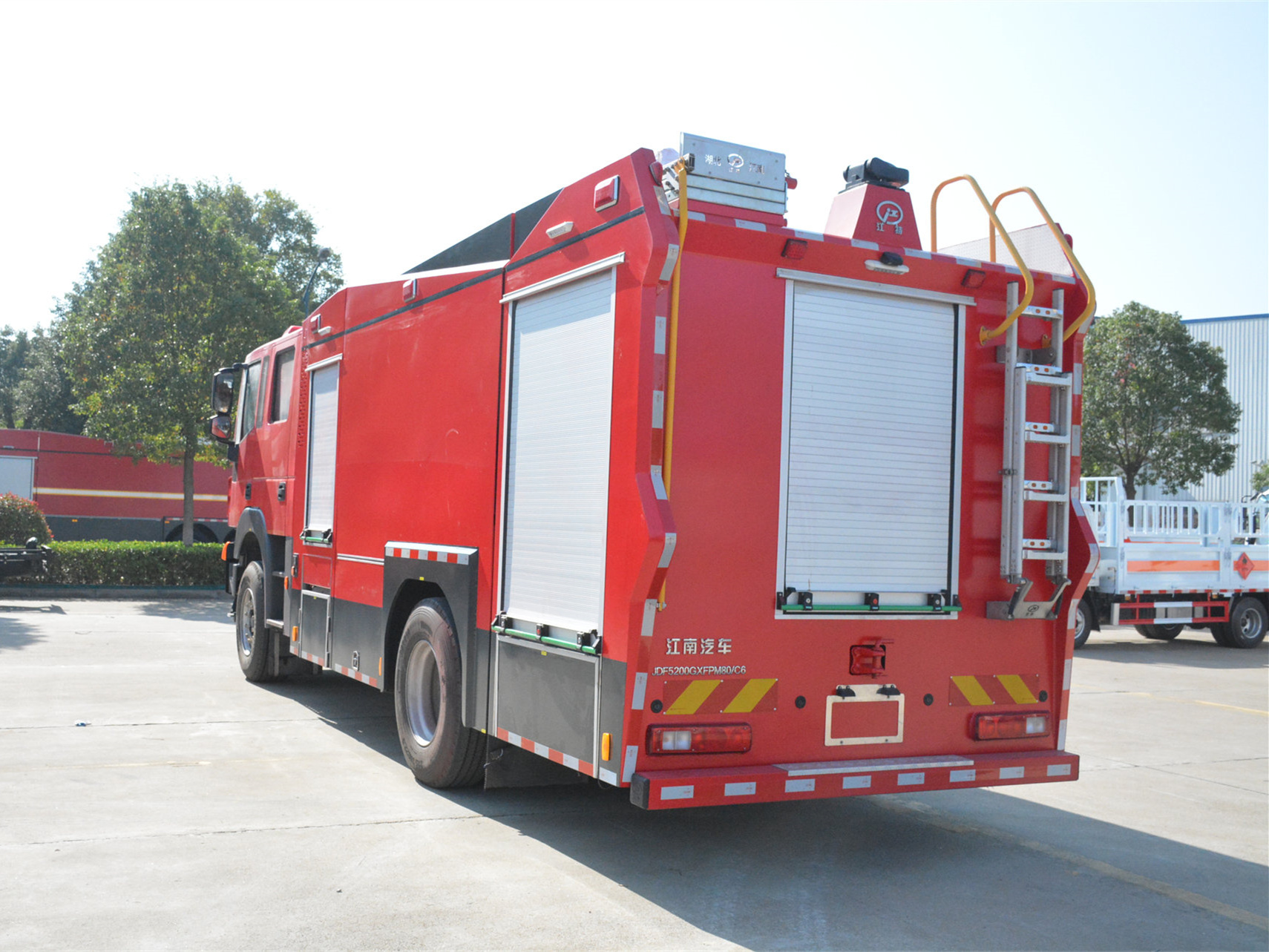 8噸上汽紅巖泡沫消防車