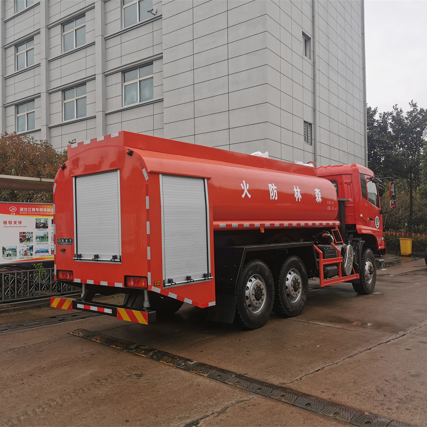 8噸四驅(qū)單排灑水車(chē)