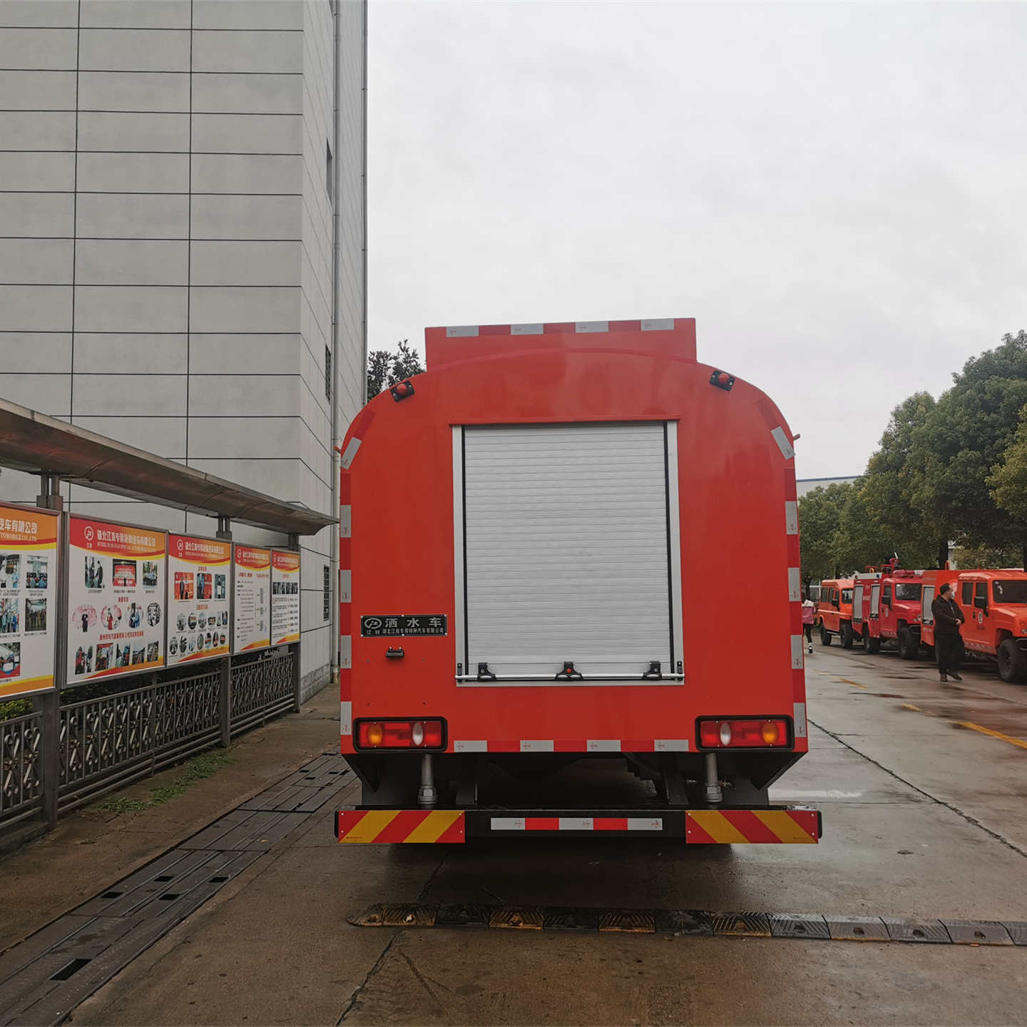 8噸四驅(qū)單排灑水車(chē)