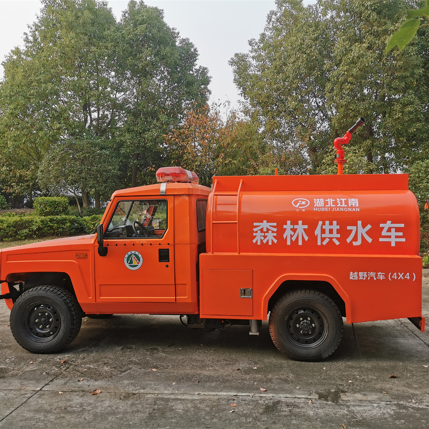 1.66噸四驅(qū)單排灑水車