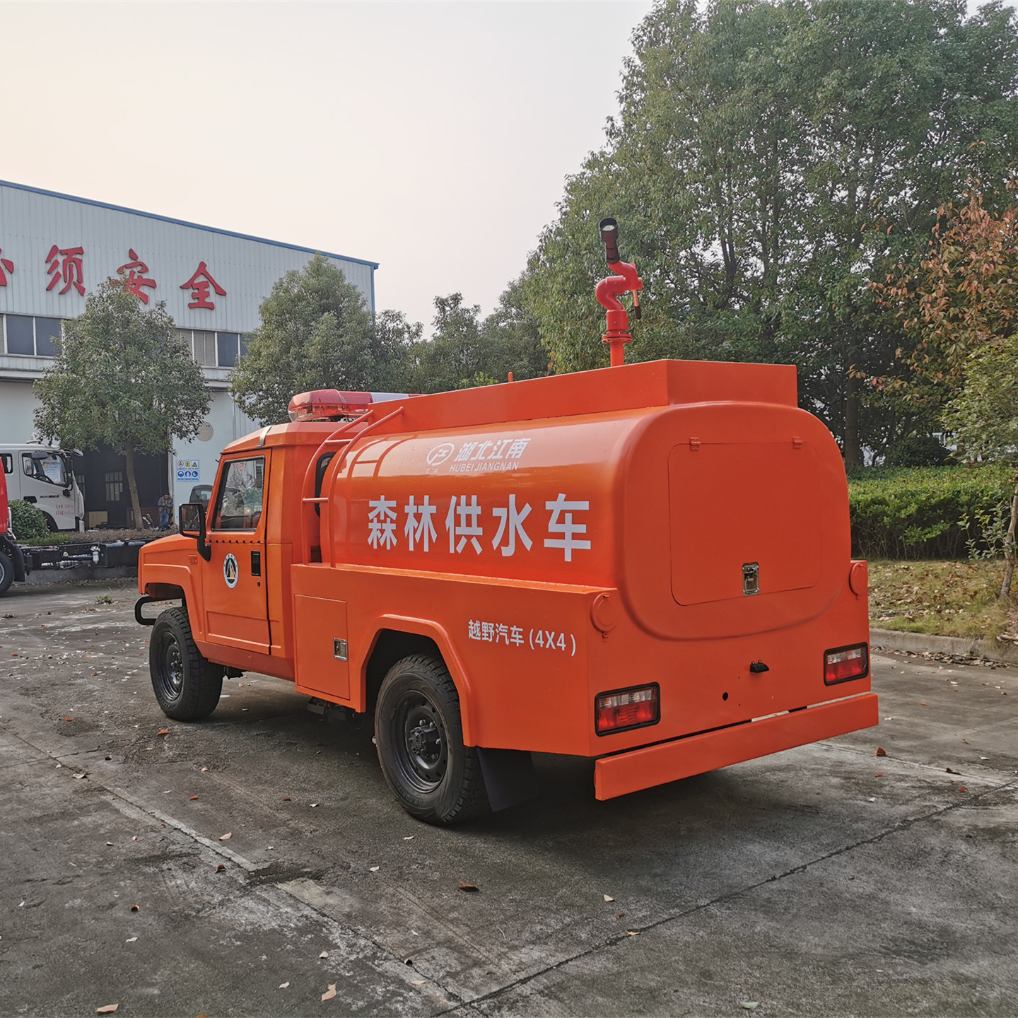 1.66噸四驅(qū)單排灑水車