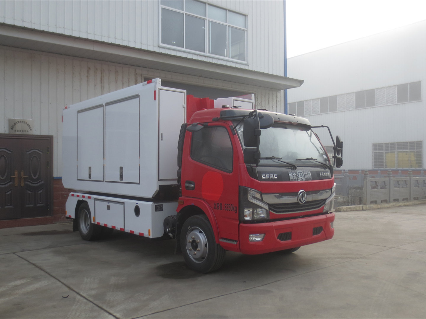 東風(fēng)自卸式器材裝備運(yùn)輸車(chē)