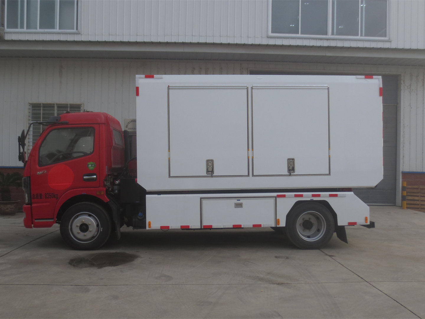 東風(fēng)自卸式器材裝備運(yùn)輸車(chē)