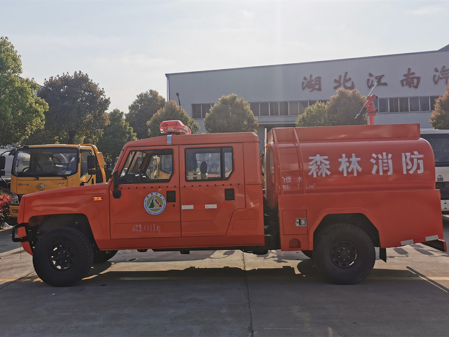 森林四驅(qū)勇士雙排1.36噸供水車（圓罐）