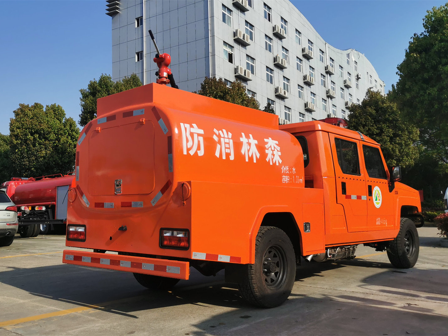 森林四驅(qū)勇士雙排1.36噸供水車（圓罐）