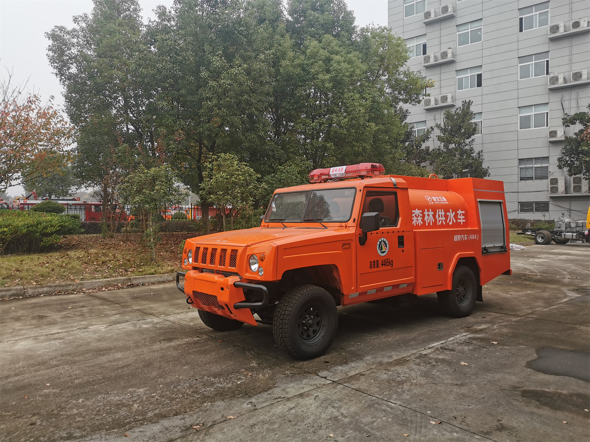 森林四驅勇士單排1.57噸供水車