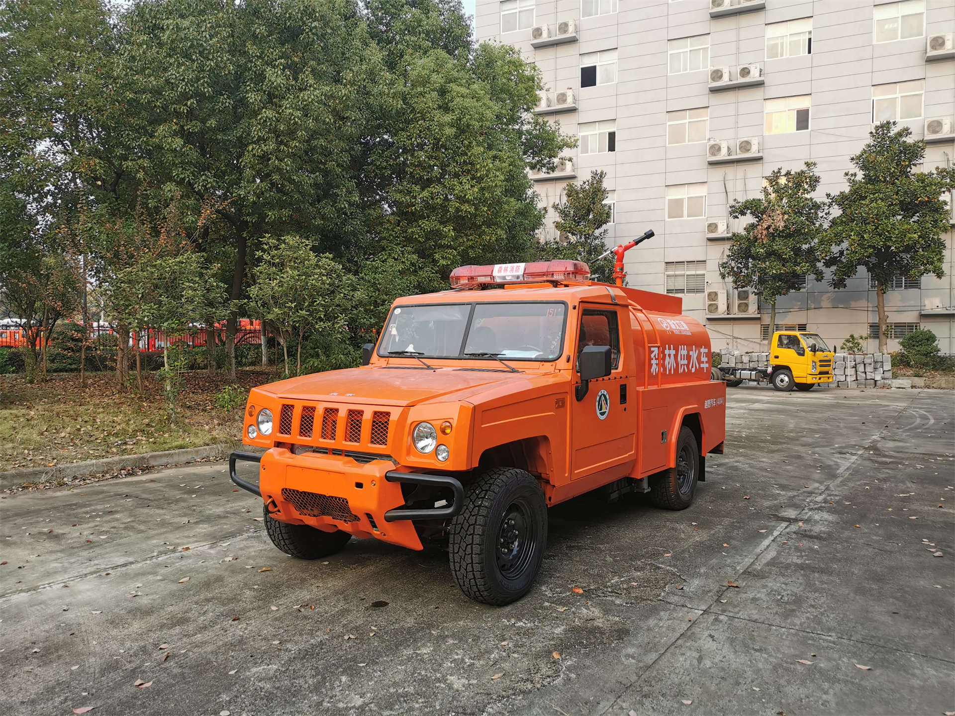 森林四驅勇士單排1.66噸供水車（圓罐）